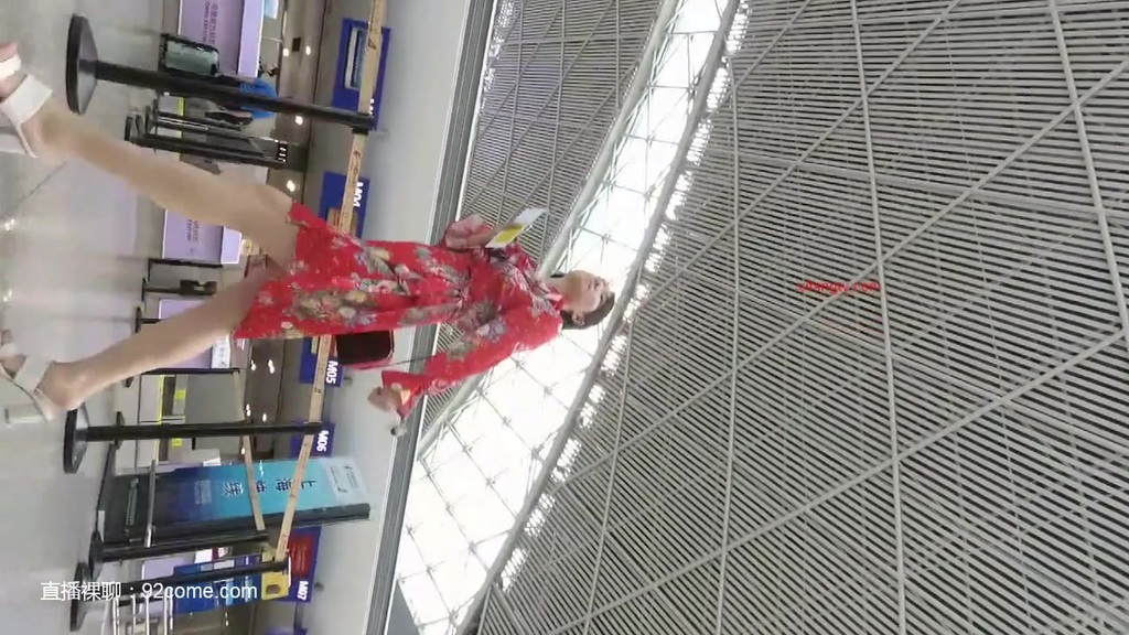 机场露脸抄底红色连衣裙粉色丁子内内的漂亮少妇 06.jpg