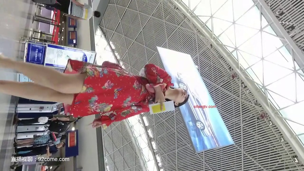 机场露脸抄底红色连衣裙粉色丁子内内的漂亮少妇 08.jpg