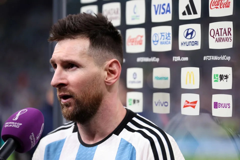 6) 2018年世界盃開始，蒙牛已經是FIFA的全球世界盃官方贊助商，今年同樣到處都有蒙牛的標誌.jpg.jpg