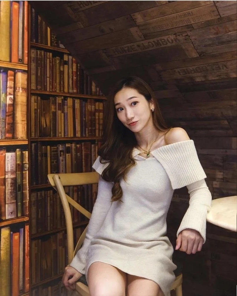 「東張女神」王嘉慧晒白滑香肩兼長腿 疑似走光露底.jpg