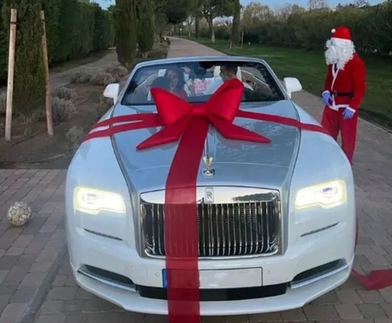 1 葡萄牙球星「C羅」收到女友送的超狂禮物。.jpg