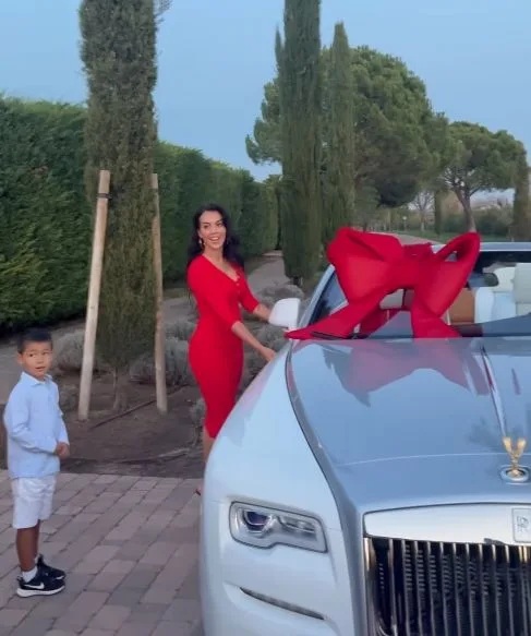2 喬治娜精心準備一輛勞斯萊斯敞篷車，讓收到禮物的C羅笑開懷。.jpg.jpg