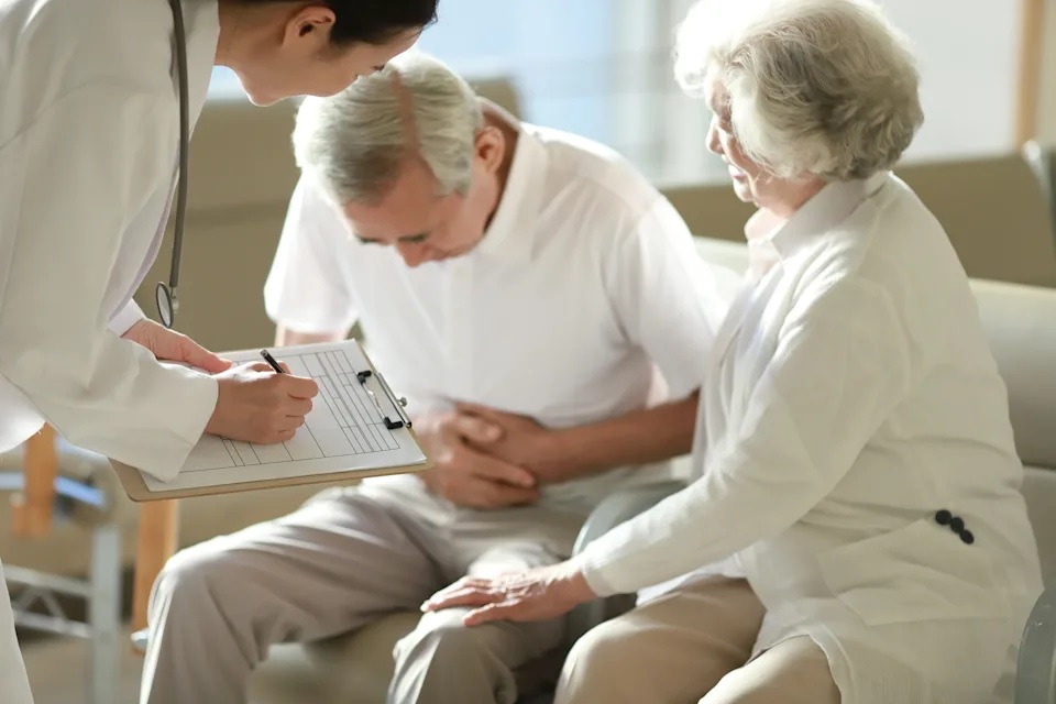 7 假如老人家多吃油份跟糖份都較高的賀年糕點，有機會會引起胃部不適。.jpg.jpg