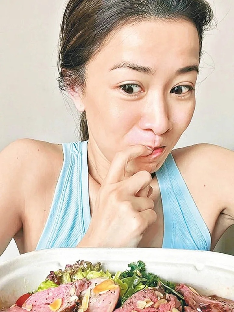 美食當前，佘詩曼食指大動。.jpg