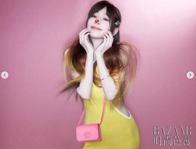 5 王心凌穿上黃色緊身洋裝，腰間還挖大洞，使完美S曲線一覽無遺。.jpg.jpg