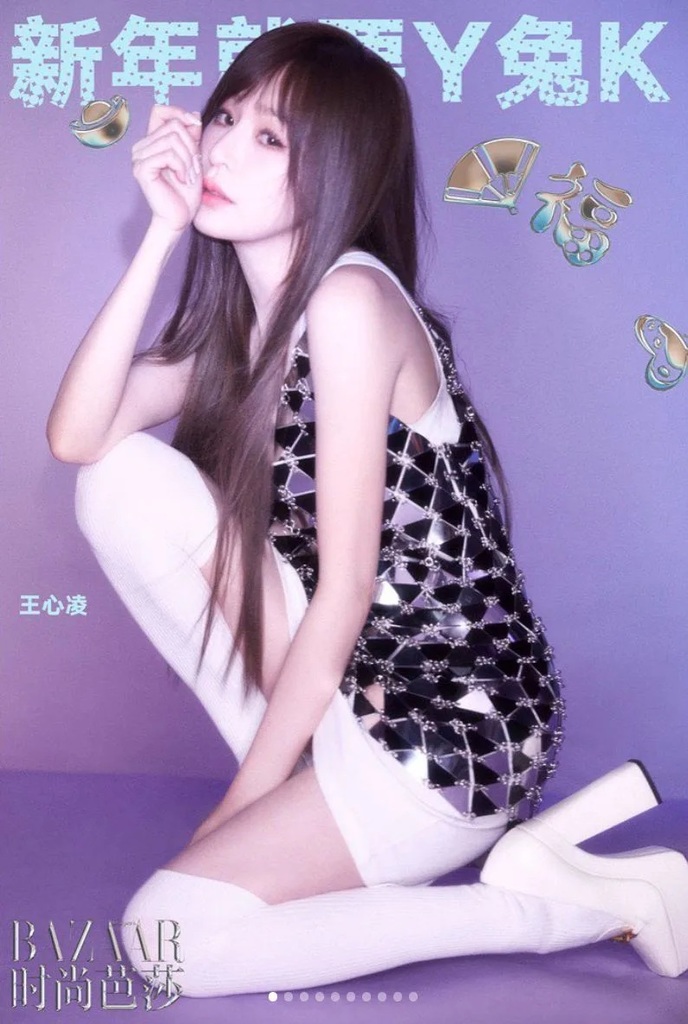 3 ▼王心凌身穿菱格亮片背心，搭配白色短裙、長襪和白高跟鞋，清純又可愛。.jpg.jpg