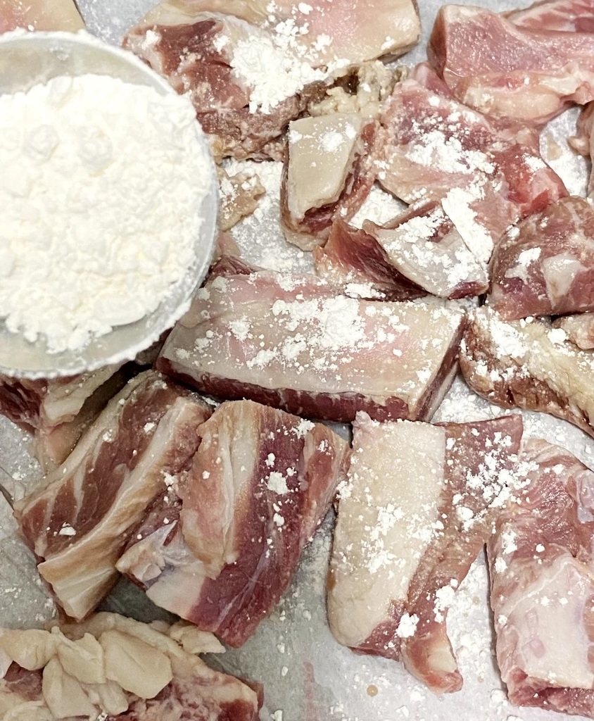 1. 牛肋條切成1.5吋長的段，灑上薄薄一層麵粉。燒熱鑊，加油，放入牛肋條中大火煎至表面帶少許焦黃，盛起備用。.jpg.jpg