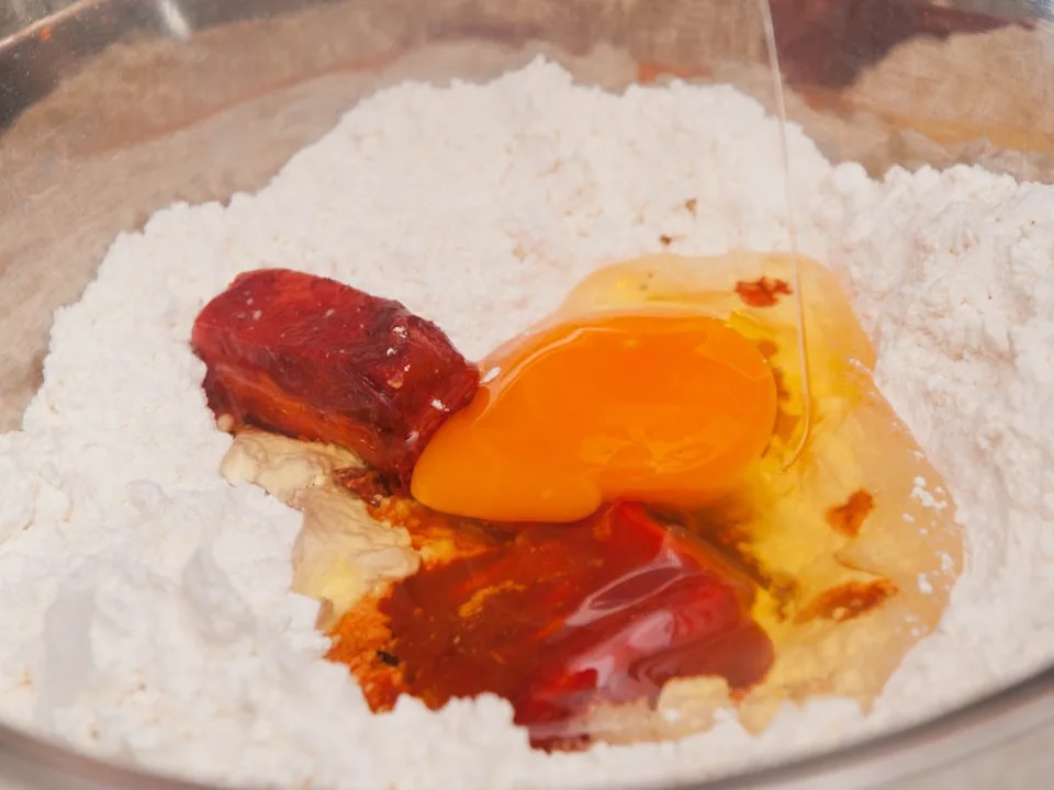 3. 加入雞蛋及清水略搓.jpg