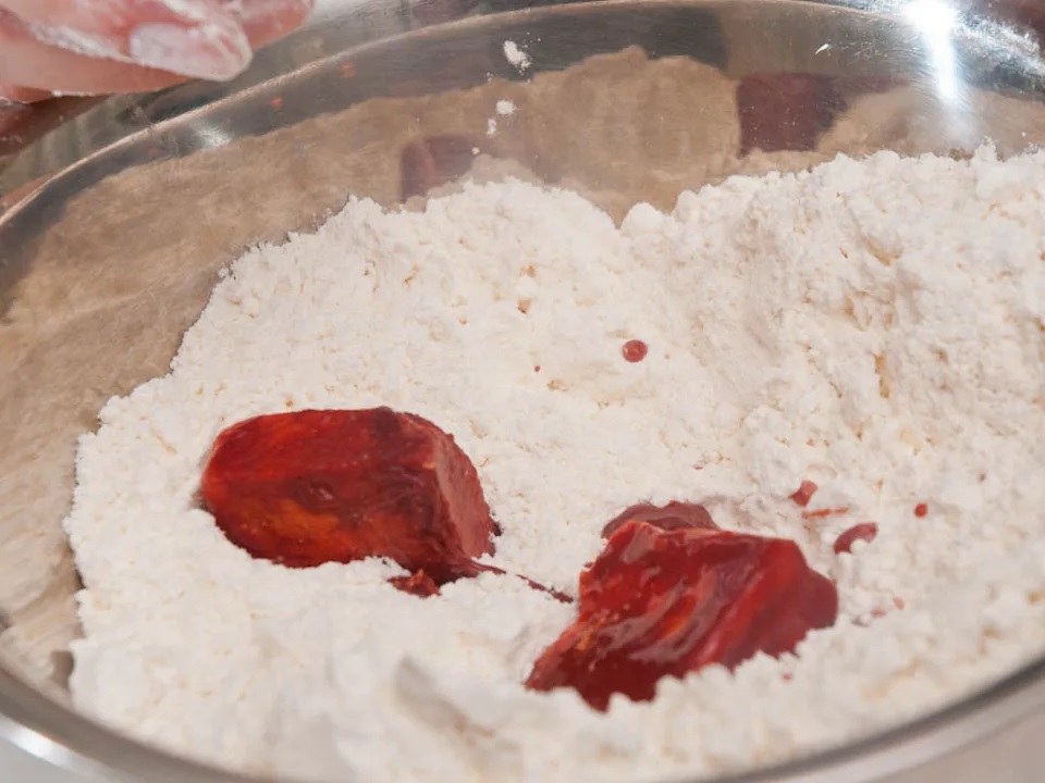 2. 低筋麵粉加入南乳雞蛋搓勻.jpg