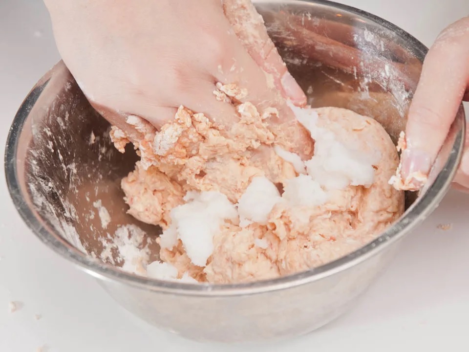 4. 加入蒜蓉、豬油及黑芝麻搓勻成糰.jpg