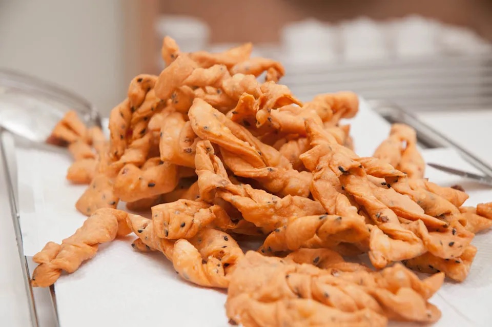 8. 將油鑊燒滾，放入蛋散，炸至金黃，撈起，放在吸油紙上放涼即可.jpg.jpg