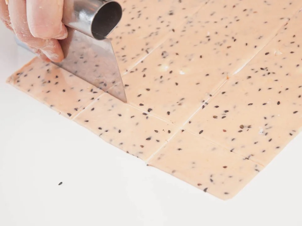 5. 將麵糰擀成2毫米薄，切成均等長方形小塊麵皮.jpg