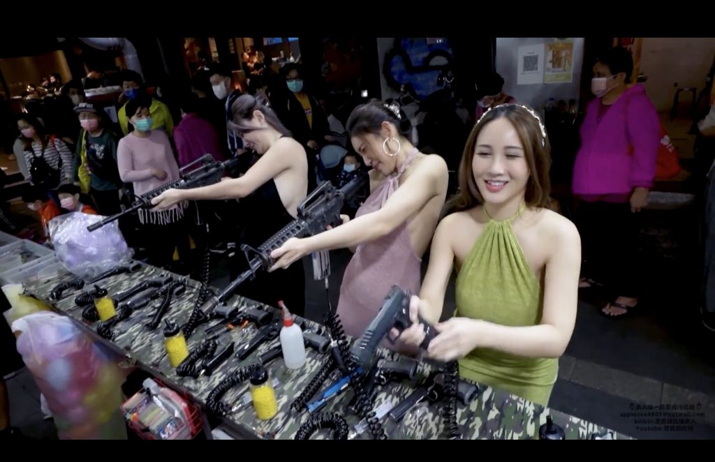 台妹霏霏、華華、璐兒大露背摟HI裙一字排開夜市玩射氣球比賽-下午1.07.13-1024x662.jpg.jpg