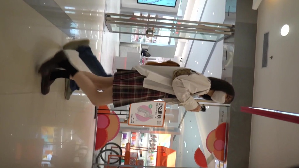 分享私房129大洋热销作品❤动漫展CD不少美女裙底风光极品没穿内裤的cos假面骑士的小姐姐逼毛刮得很干净 116.jpg.jpg