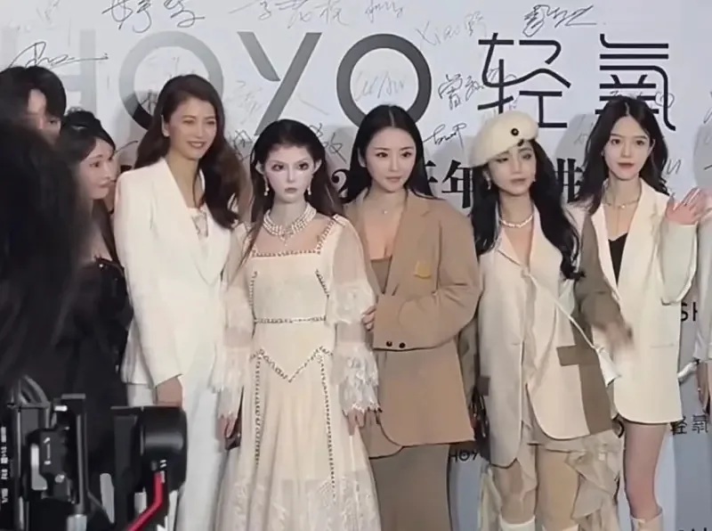 1   ▲52歲袁詠儀（左三）同框「中國第一芭比」迪麗拉（左四），表情尷尬不自然。.jpg