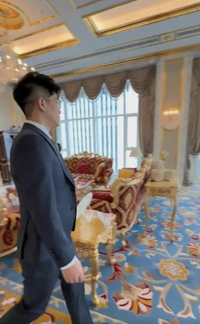 2 網友在社群上發布影片，自稱是參觀成龍豪宅。.jpg