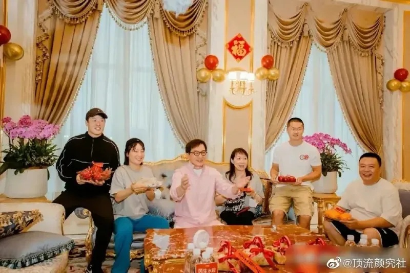 1 ▲成龍（中）豪擲1.8億買下杭州千坪豪宅，18K金宮殿裝潢被網友曝光，直升機還可以直.jpg