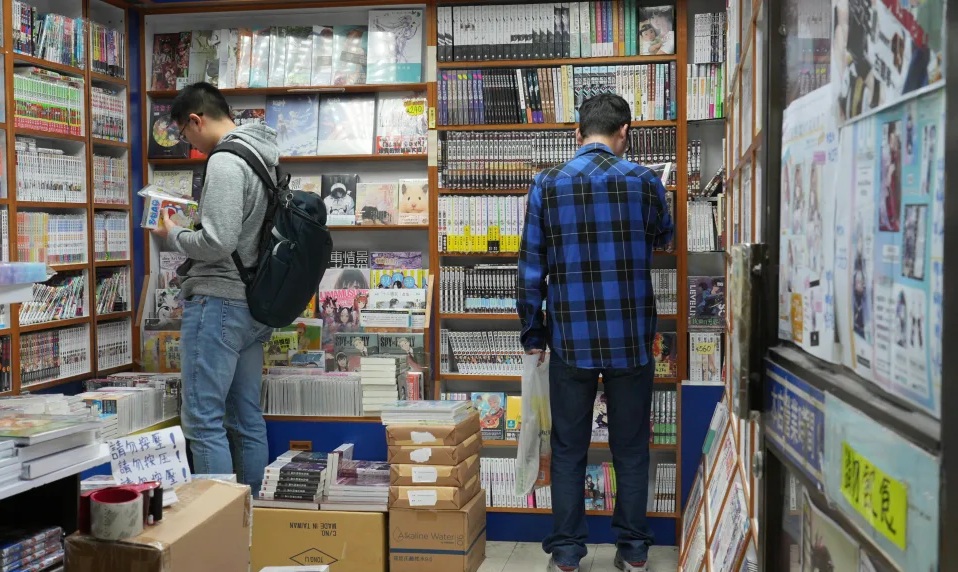 2  平日下午，在信和逛精品店、玩具店的以年輕人為主，也有人走入漫畫店。.jpg