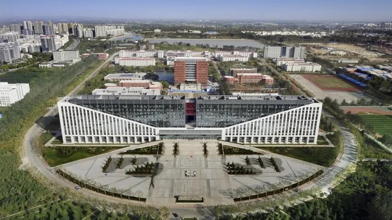 4  中國人民解放軍戰略支援部隊信息工程大學，本部校園位於河南鄭州。.jpg