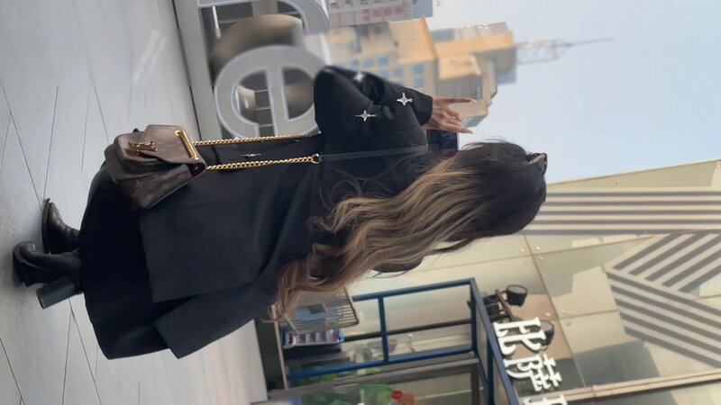 大神街头偷拍❤️美女裙底风光UR级！极品气质长筒靴女神超长时间CD 024.jpg