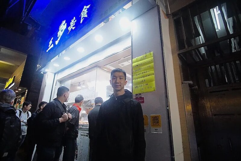 1   Jason與哥哥一齊經營兩餸飯店，夜晚三年間已經由土瓜灣開到深水埗，再踩入石門。.jpg
