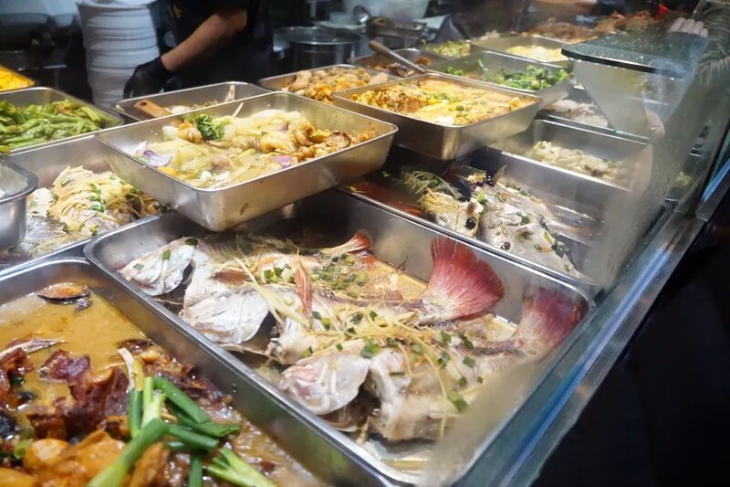 5  三多的海鮮菜式尤其豐富，珍珠鱲餐，包菜、飯、湯，加起來才50蚊。.jpg