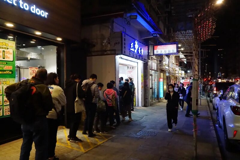 9 三多的生意很不錯，晚市很快就排起長龍。.jpg