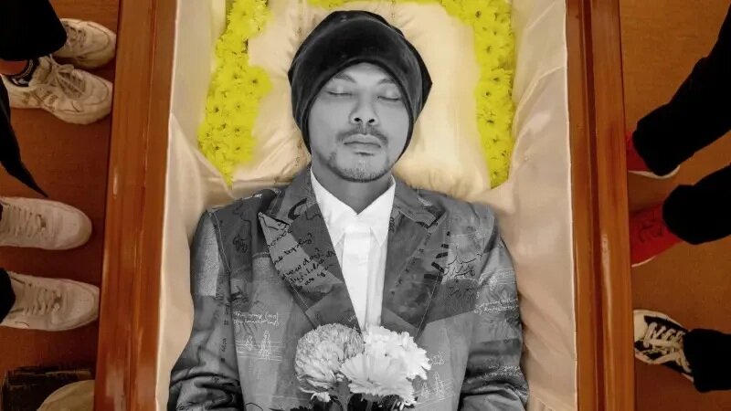 1 黃明志愚人節舉辦生前告別式，清明節前夕公開躺在棺木的遺容照。.jpg