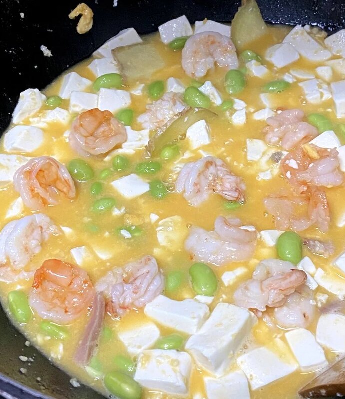 3. 加入豆腐、火腿片、蝦仁和毛豆，中火滾煮3分鐘，再轉大火，加粟粉芡水埋芡。.jpg