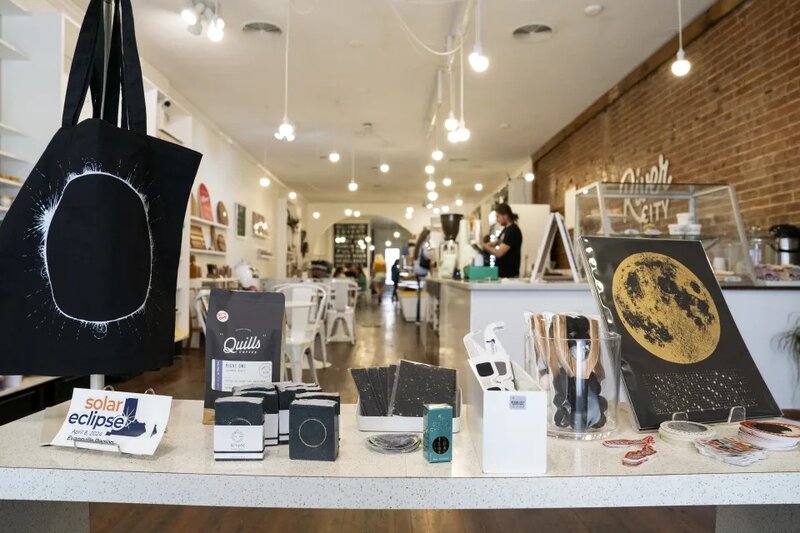 3 美國商界磨拳擦掌，推出和種日蝕主題商品。.jpg