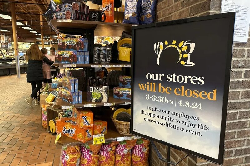 5 有商店在日蝕出現期間短暫停止營業，讓員工與大眾一起觀賞日全食。.jpg