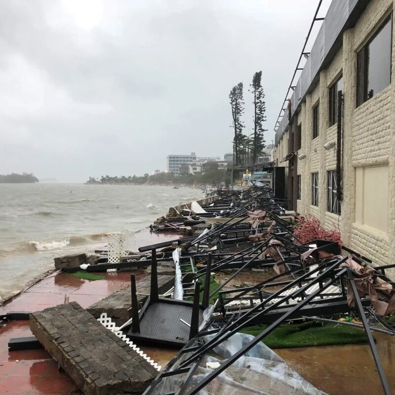 7) 2018年山竹吹襲，餐廳室外座位被吹倒.jpg