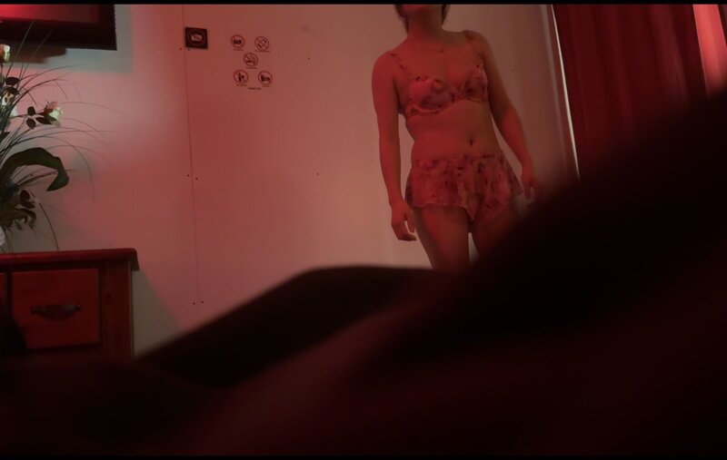 坐在沙发等小姐