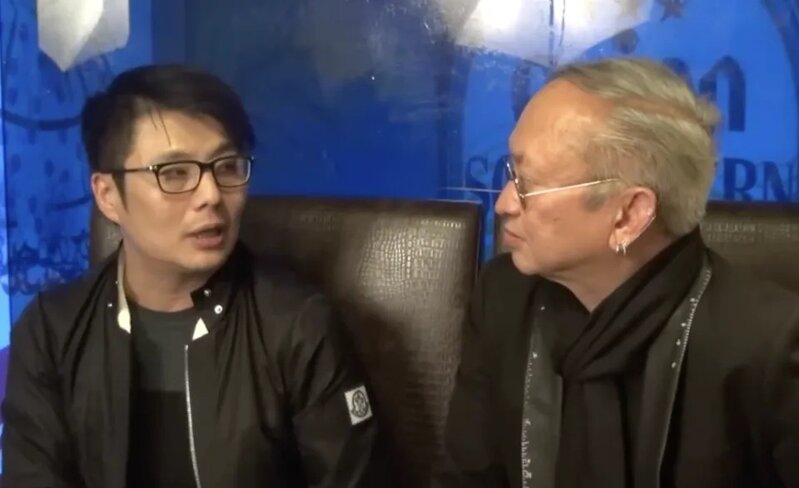 2 鄭威濤生前喜與娛樂圈中人打交道，圖為他在 2014 年跟黃柏高對談。.jpg