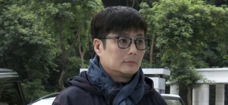 1 鄭威濤過去 10 年形象變得低調，絕少公開露面。圖為 2019 年 4 月，他到高院出席公.jpg