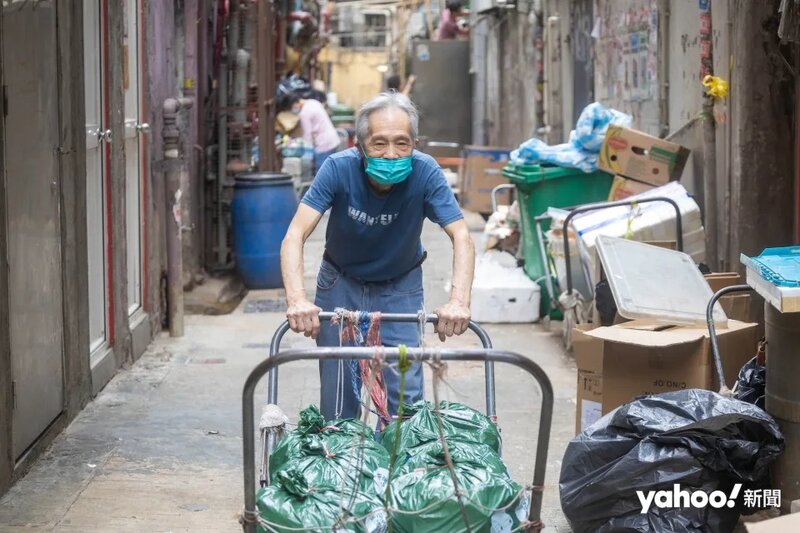 1 陸先生嘗試用指定垃圾袋執一日垃圾，這六袋20公升的垃圾只是冰山一角，其餘已經棄置。.jpg