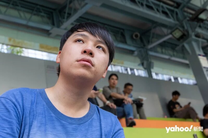 6  「拾平台」的事工幹事Michael表示，他們會在探訪拾荒者的時候介紹垃圾徵費計劃，發.jpg