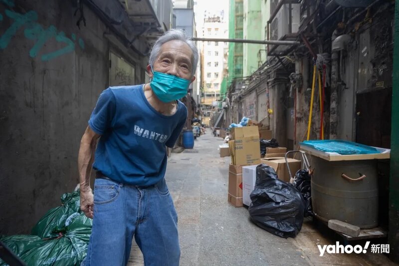 4  84歲的陸先生以前任職垃圾站，但廿多年前因年紀大加上駝背，不獲續聘。現時每日拾.jpg