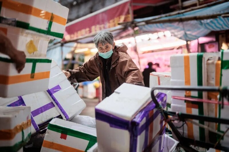 9  攝影展出的照片之一：北角⁠蘭姐每天將商舖丟棄的紙皮帶去回收，為社區減廢。（拾.jpg