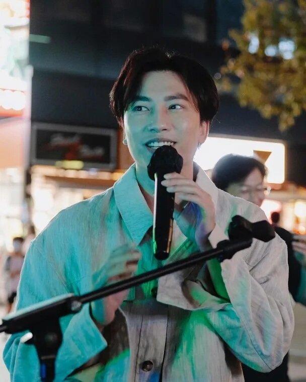 4 執法人員到場驅趕，他僅唱得2首歌就完場。.jpg