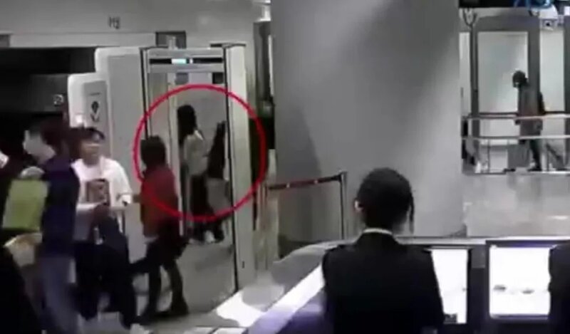 1 Tempo藏250粒寶石企圖走私，慌張女遭西九龍海關攔截。.jpg