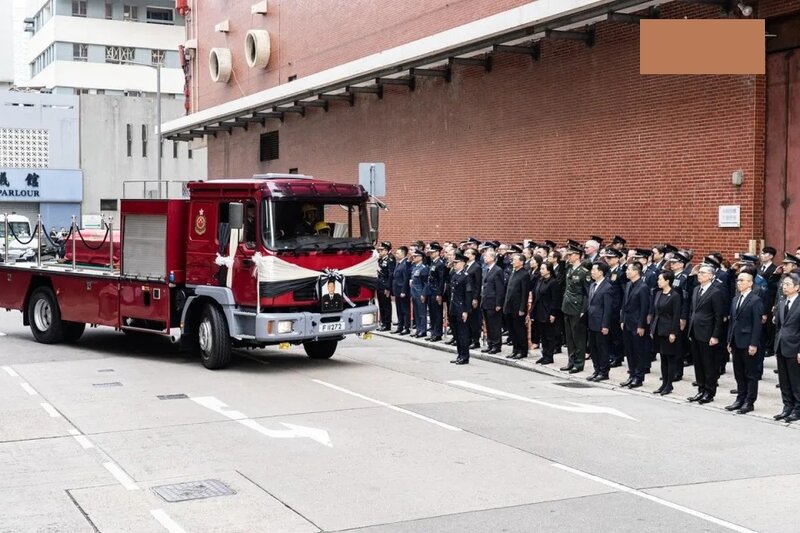 消防處為工作時殉職的邱耀文舉行榮譽喪禮。(中新社).jpg