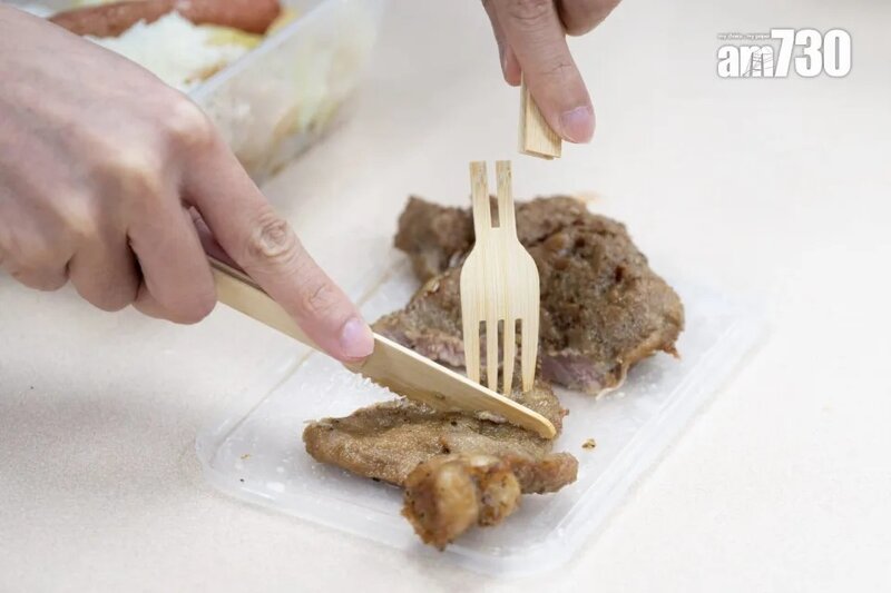 1 產品供應商示範使用拼接竹餐具「鋸扒」時發生了小插曲，用以輔助的竹叉一分鐘內斷裂.jpg