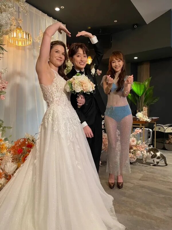 鄭靚歆（中）和Aky終成眷屬，胡文英（右一）獻上祝福，而Aky家人也從德國飛來參加婚禮。.jpg