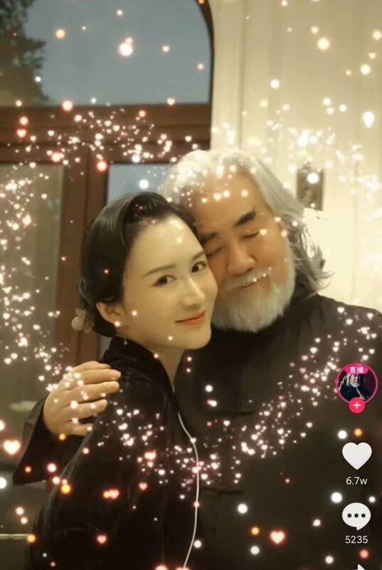 2 杜星霖（左）和張紀中婚後相當恩愛，即將生下兩人的第三個孩子。.jpg