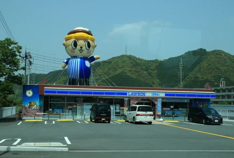 4  有網民用AI示範圖建議便利店於屋頂設置大型廣告或吹氣公仔，一來增加廣告收、二來.jpg