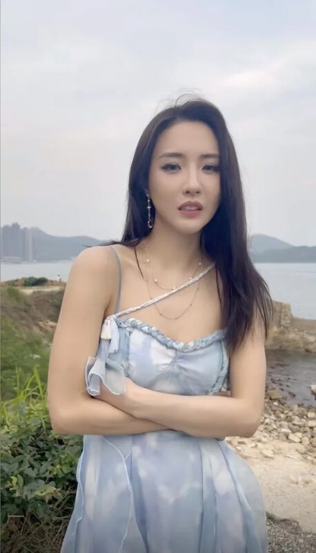 4 着吊帶裙大晒白滑心口。.jpg