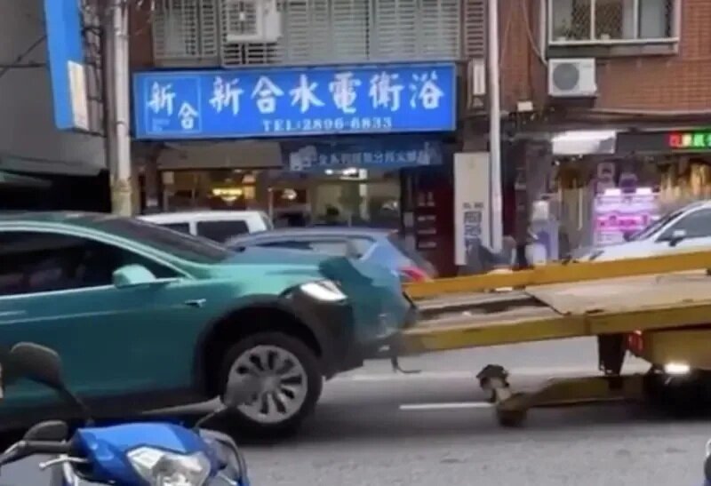 3 「財富女神」王宥忻的「草泥馬專車」車頭全毀。.jpg