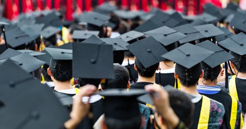 1 現時3.86萬名30歲以下非長者一人公屋申請者中，有52%擁有大專或以上學歷。.jpg