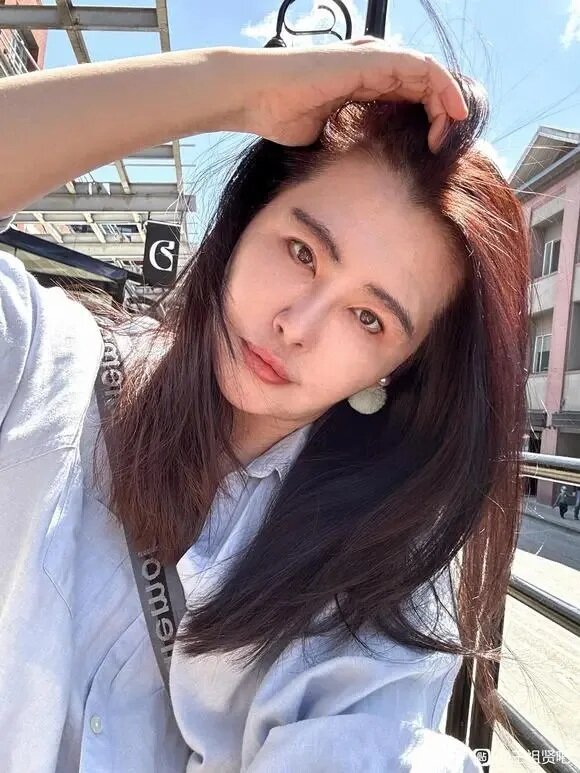 2   王祖賢近貌曝光，被稱讚不像57歲中年婦女。.jpg